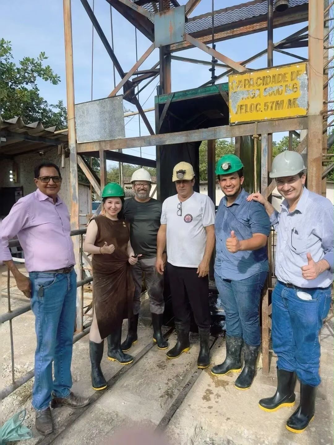 Equipe técnica na entrada da mina de esmeraldas MC em Goiás
