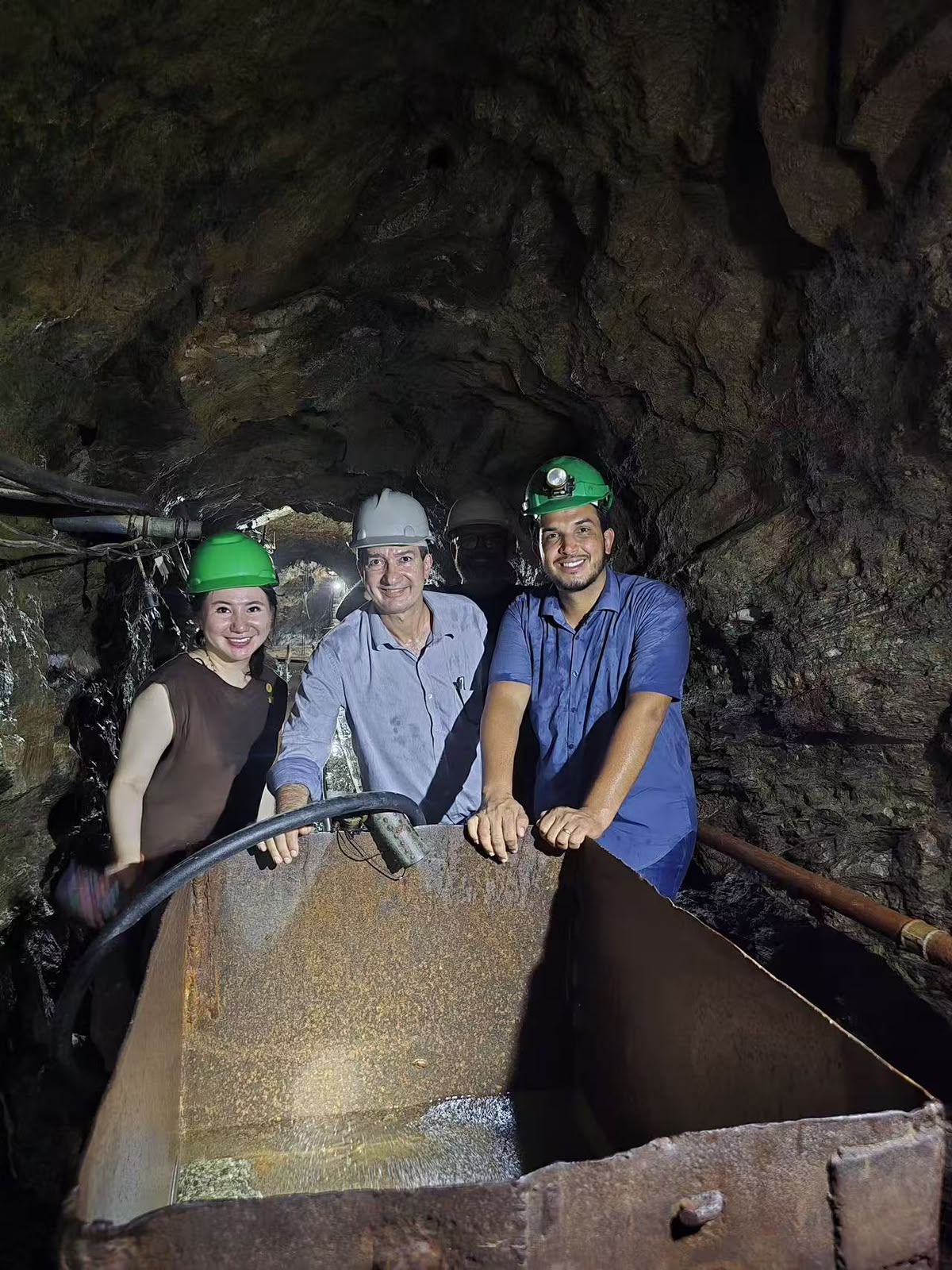 Equipe em visita à frente subterrânea da mina de esmeraldas