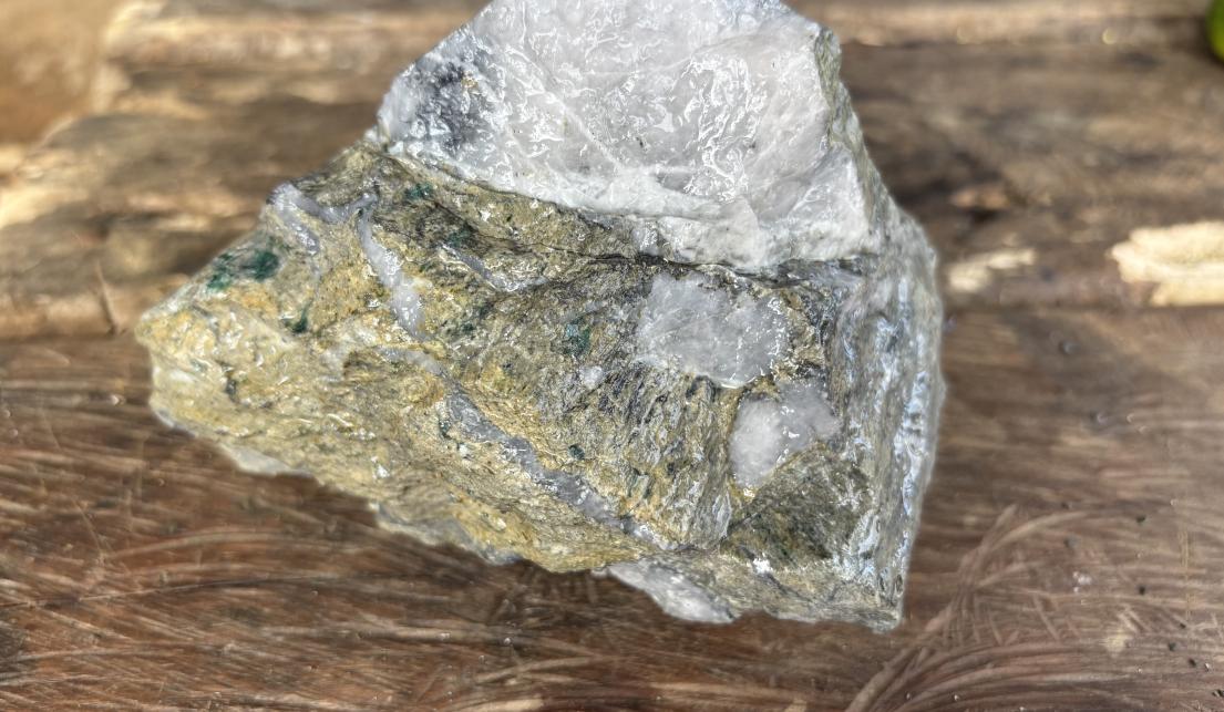 Amostra mineral de quartzo com mineralização metálica