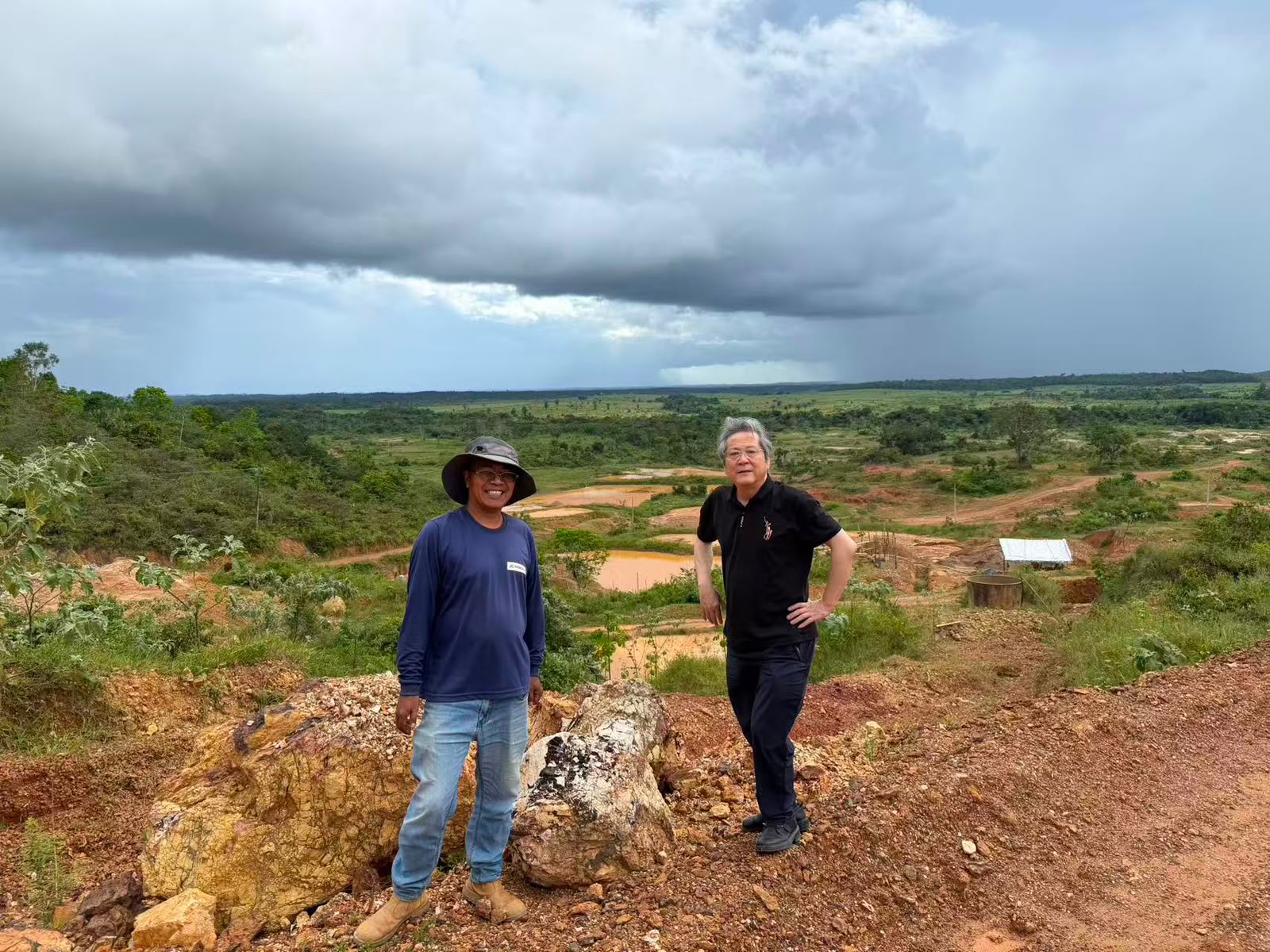 Equipe técnica em inspeção de campo em área mineral brasileira