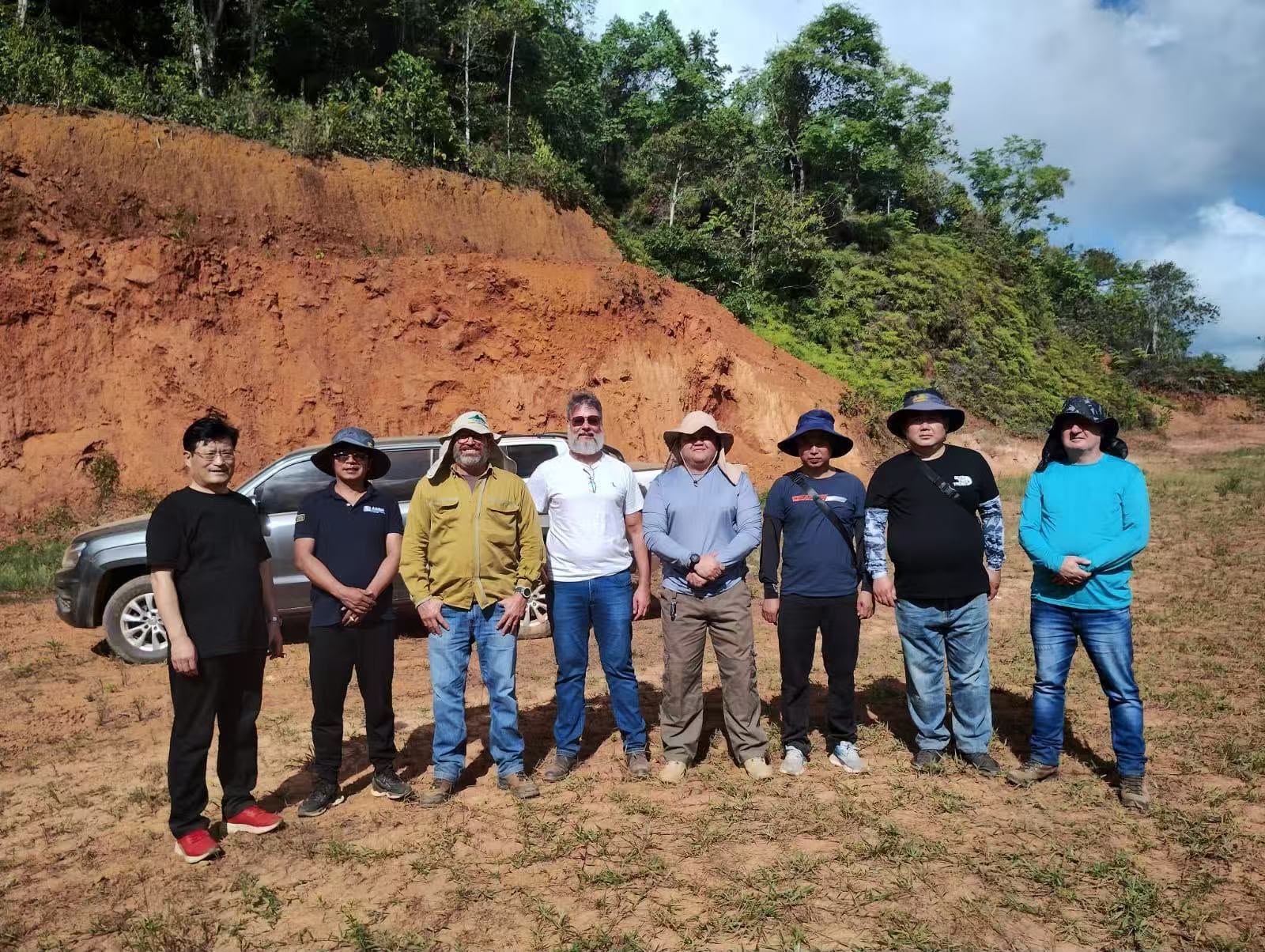 Equipe reunida na área do projeto de ouro do Amapá