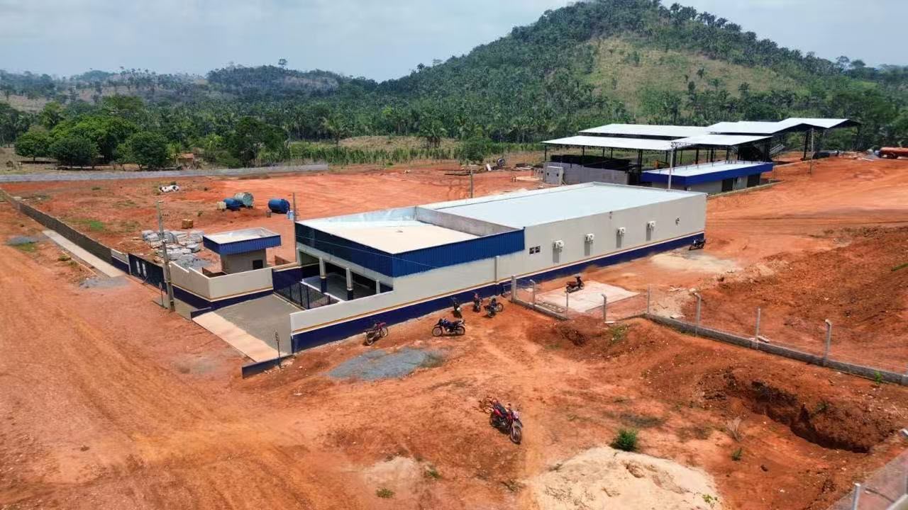 Vista aérea de unidade operacional do grupo no Brasil
